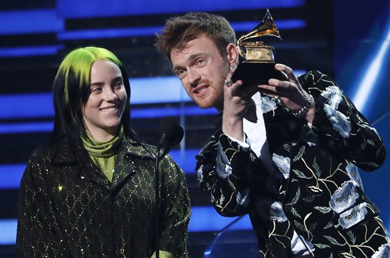Billie Eilish a její bratr Finneas pebírají Grammy za skladbu roku Bad Guy