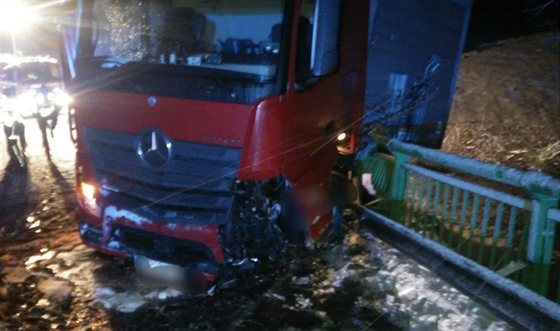 Kamion havaroval na zasnené vozovce u Solné Lhoty za Vimperkem smrem na...
