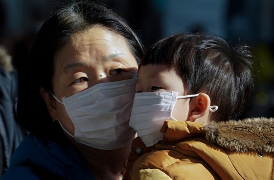Matka se synem v Hongkongu nosí preventivn ochrannou rouku, bojí se íení...