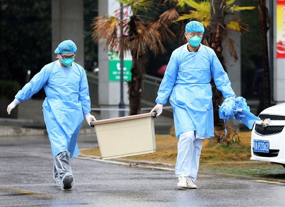 Zdravotníci z wu-chanské nemocnice, kde se léčí pacienti s pneumonií způsobenou...