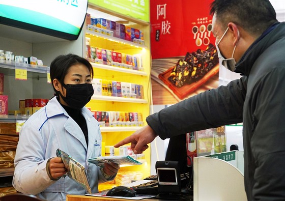 Lékárnice v městě Wu-chan prodává respirační roušky. Kvůli zvýšené poptávce se...