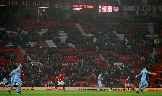 Pohled na proídlé tribuny v závru ligového zápasu Manchester United - Burnley.