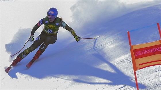 Mikaela Shiffrinová na trati sjezdu v Bansku.