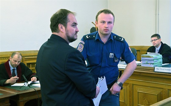 Obviněný Martin Vosyka (vlevo) přichází 22. ledna 2020 k jednání Krajského...