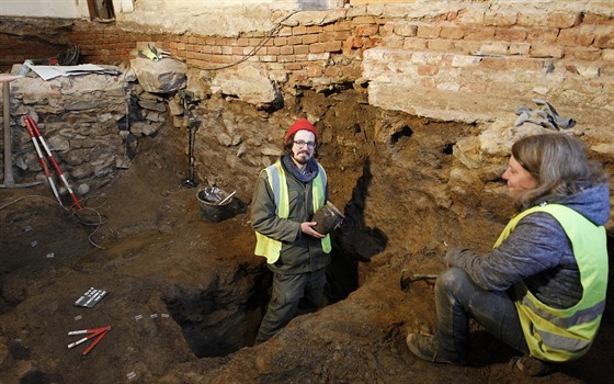 Archeologové našli mimo jiné tři celé zachovalé nádoby ze 14. století.