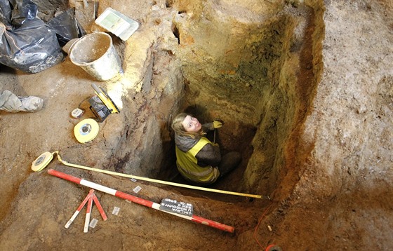 Archeologové v místě průzkumu nalezli středověkou odpadní jímku či studnu se...