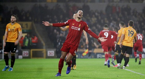 Virgil van Dijk slaví gól Liverpoolu v utkání proti Wolverhamptonu.