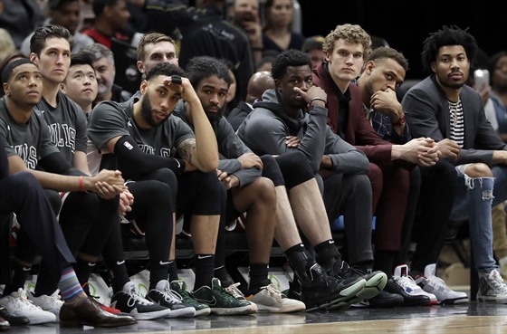 Střídačka basketbalistů Chicago Bulls nevyhlíží zrovna optimisticky, tým míří k...