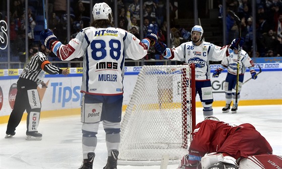 Peter Mueller (zády) a Martin Zaovi z Brna se radují z vítzného gólu proti...