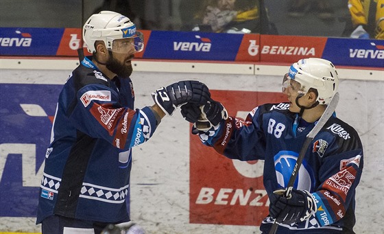 Milan Gulaš (vlevo) a Petr Kodýtek z Plzně se radují z gólu.