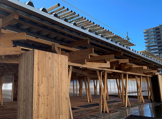 Náměstí v olympijské vesnici v Tokiu je postaveno ze 40 000 kusů dřeva, které...