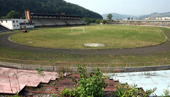 Atletický stadion na Ohrad potebuje rekonstrukci. Fotbalisté by tam pak mohli mít dobré zázemí.