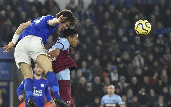 Caglar Soyuncu (vlevo) z Leicesteru v souboji se,  Sebastienem Hallerem z West...