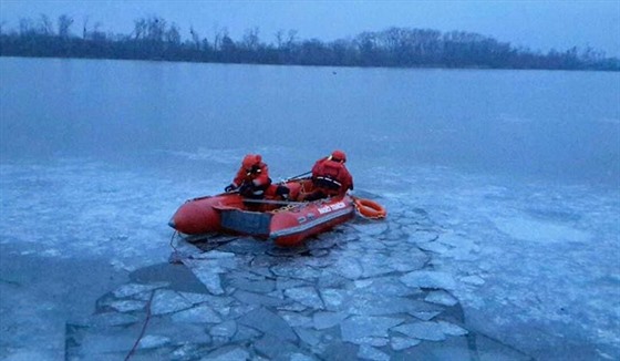 Hasiči zachraňovali z rybníků u Tovačova dvě srny, které se probořily v tenkém ledu a nedokázaly se dostat zpět na břeh.