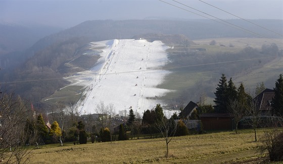 Typický obrázek ve většině Olomouckého kraje mimo vyšší polohy Jeseníků. Pokud někde leží sníh, je to pouze ten technický na uměle vysněžených skiareálech (na snímku pohled na sjezdovku v Hlubočkách na Olomoucku).