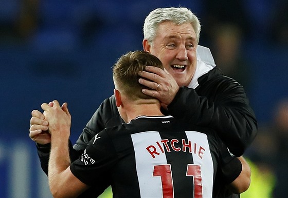 Matt Ritchie z Newcastle United slaví s trenérem Stevem Brucem.