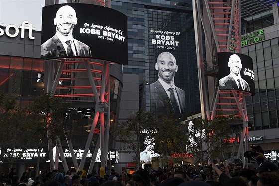 Kobe Bryant ovládl prostor před arénou Staples Center v Los Angeles, jeho úmrtí...