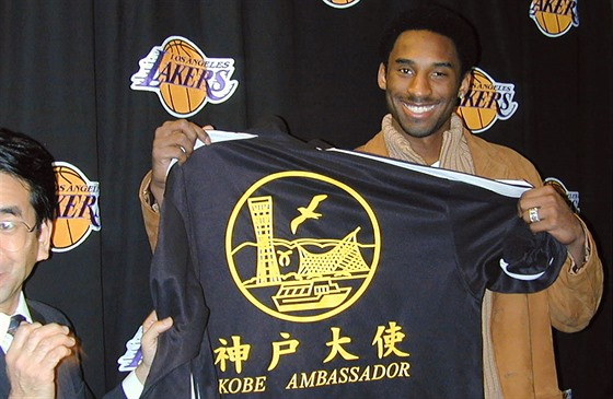 Kobe Bryant coby vyslanec Los Angeles Lakers a NBA v Číně a Japonsku. Snímek...