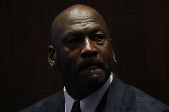 Michael Jordan v roli majitele Charlotte Hornets na tiskové konferenci v Paíi.
