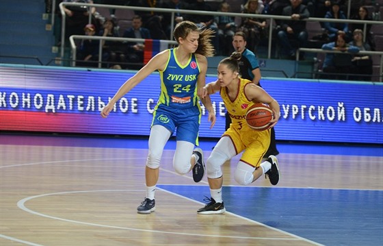 Veronika Voráková (vlevo) z USK Praha brání Karinu Nizamovovou z Orenburgu.
