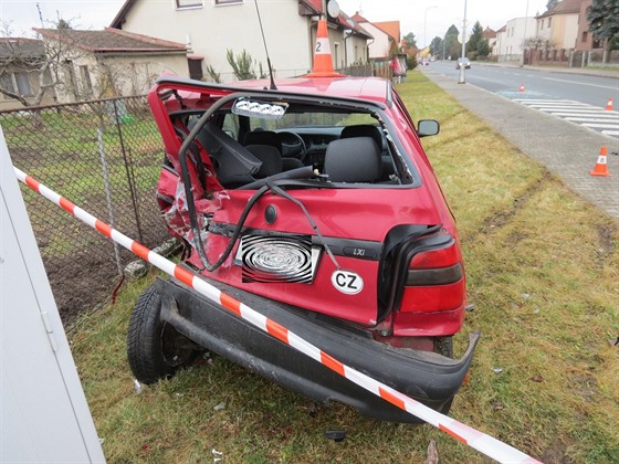 Nákladní auto v Pardubické ulici v Hradci Králové pokodilo dalí vz i...