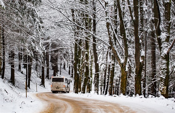 V Orlických horách napadl nový sníh. Na snímku je silnice z Deštného na...
