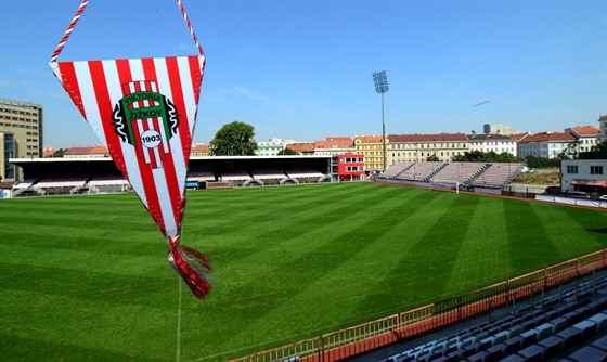 Pohled z protilehlé tribuny na stadionu Viktorie ikov.