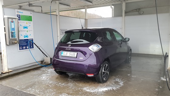 Elektroauto můžete mýt v myčce, nabíjet v dešti nebo sněhové vánici.