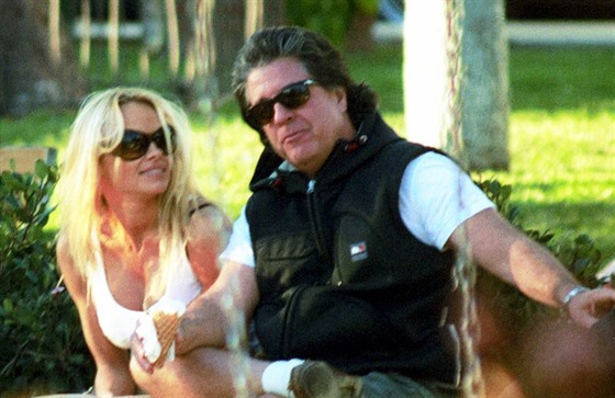 Pamela Andersonová a Jon Peters (11. února 2004)