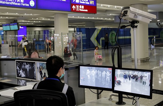 Zaměstnanec hongkongského letiště monitoruje cestující (4. ledna 2020)