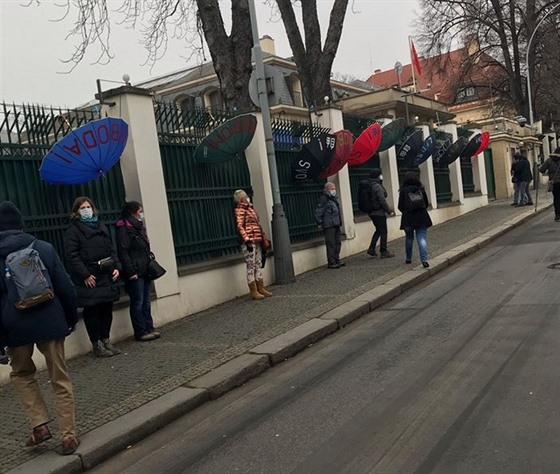 Asi patnáct lidí dnes přišlo demonstrovat k čínskému velvyslanectví v Praze...