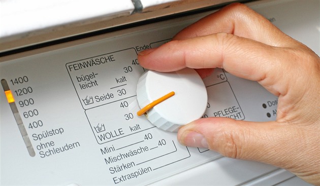 Štítky na oblečení lžou. Naučte se v nich číst a ušetřete tisíce za praní