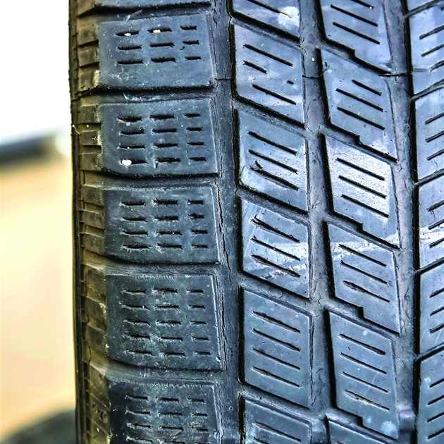 Zimní pneu zdražily o pětistovku za sadu, chybí suroviny a doprava