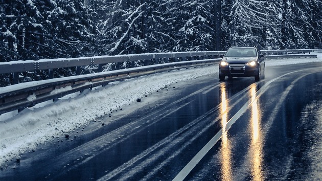 Meteorologové snížili výstrahu před sněžením, sněhové jazyky hrozí nadále