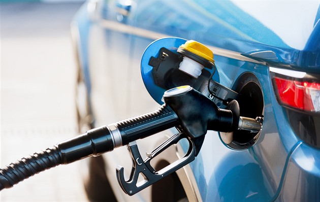 Marže benzinek klesají o desítky haléřů, jsou však stále vyšší než loni