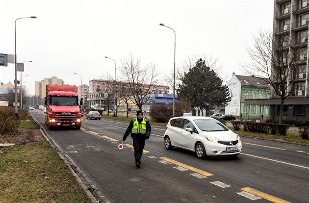 Nkteí idii kamion nerespektují dopravní znaky a pes zákazy míí po novém...