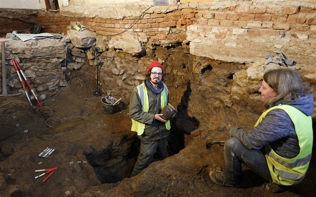 Archeologové nali mimo jiné ti celé zachovalé nádoby ze 14. století.