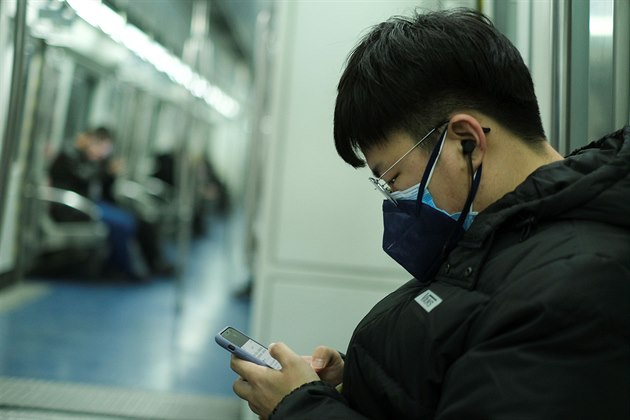 Cestující v Pekingu se bojí íení koronaviru. Bhem bného ivota pouívají...