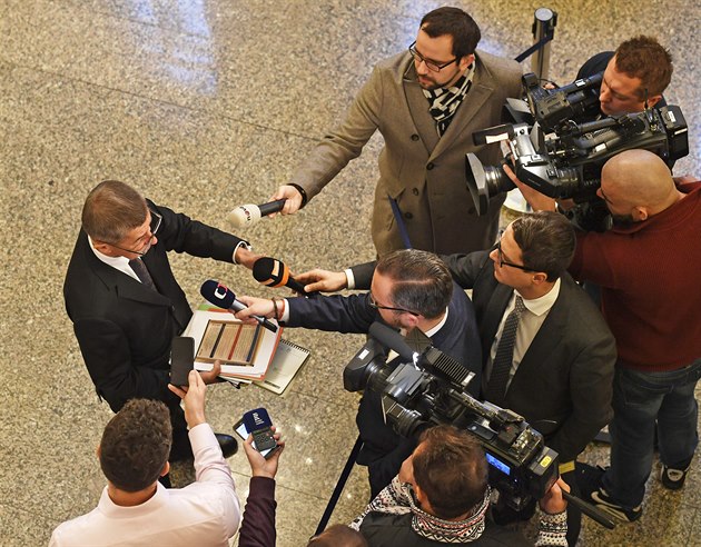 Premiér Andrej Babi hovoí s novinái po mimoádném jednání Bezpenostní rady...