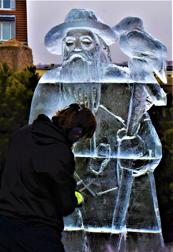 Letoní devátý roník Festivalu ledových soch v Galerii Harfa se nesl ve znamení ar a kouzel. Ped oima divák vznikl z ledu nap. Krakono, Pan Tau, Gandalf nebo Harry Potter. Dti se tily z toho, e vidí svoje oblíbené pohádkové hrdiny. Návtvníkm