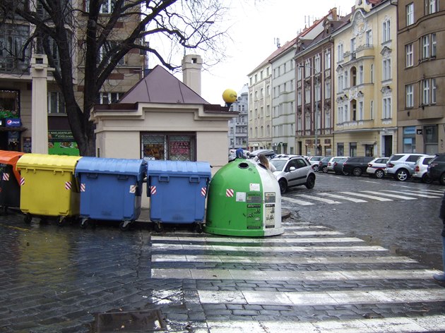 Dobrý podveer, verejí fotka ve Vaí rubrice oima tená od Miroslavy Müllerové Nepoádek u popelnic v Praze 6, v míst kde z Dejvické odbouje ulice Václavkova k dejvickému nádraí m inspirovala k doplnní. Denn chodím okolo tohoto místa a pravid