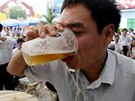 Sout v pití piva v Hanoji (10. srpna 2007)