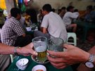 Mezi oblíbené vietnamské značky piva patří například Bia Hoi. Na snímku hospoda...