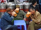 Vietnamtí staíci na pivním festivalu v Hanoji  (7. prosince 2014)