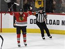 Patrick Kane z Chicaga slaví svj tisící bod v NHL, raduje se i jeho spoluhrá...