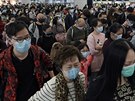 Lidé si na nádraží v Hongkongu chrání obličej rouškami. (24. ledna 2020)