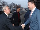 Karel Havlíek (vlevo) pebírá od odvolaného ministra dopravy Vladimíra...