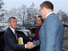Premiér Andrej Babi (vlevo) se zdraví s odvolaným ministrem dopravy Vladimírem...