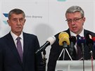 Premiér Andrej Babiš (vlevo) a nový ministr dopravy Karel Havlíček na tiskové...