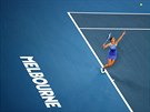eská tenistka Karolína Plíková podává bhem 2. kola Australian Open.